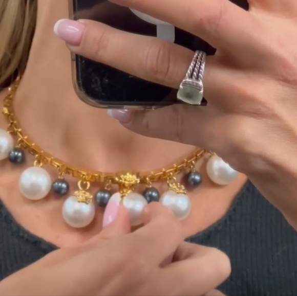 Versace pearl choker - Picture 3 of 6